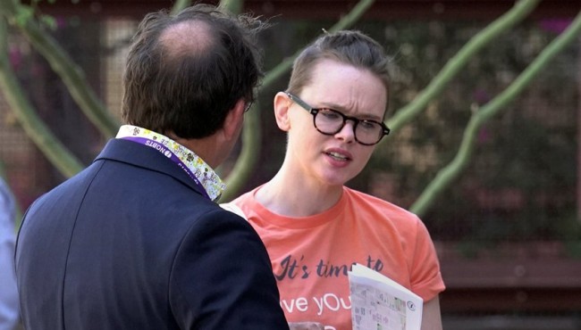 Gay protesta en conferencia y Pastor aprovecha para evangelizarlo: “Te amamos”